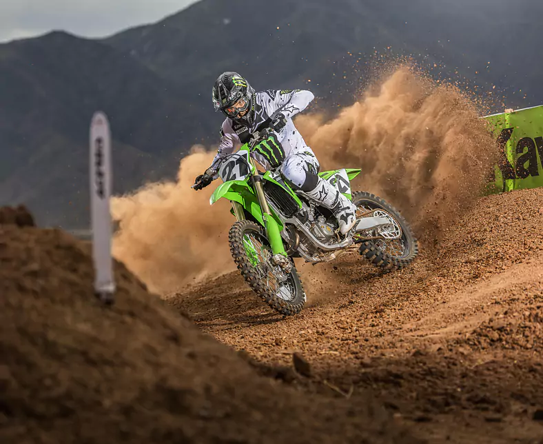 24MY_KX450_GN1_ACT (7)-min.jpg
