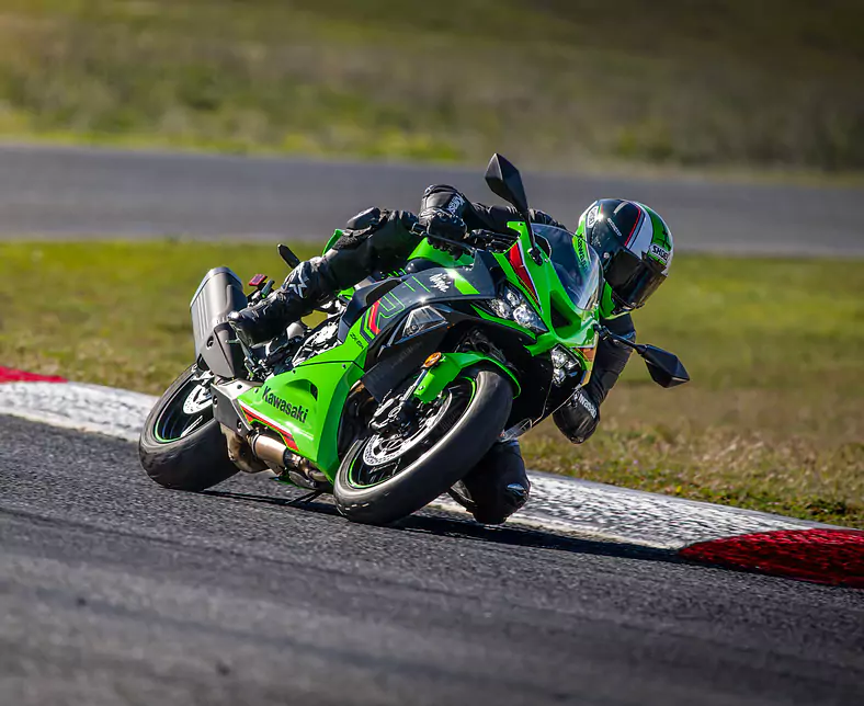 24MY_Ninja ZX-6R_GN1_ACT (12).jpg