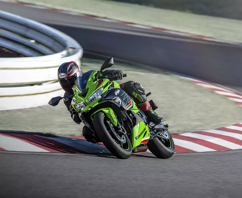 24MY_Ninja ZX-4R SE_GN1_ACT (2)-min.jpg